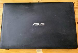 13NB03VBAP0201 X552CL-SX353D ORIGINAL ASUS LCD HRBTNA POKROV - rabljeno