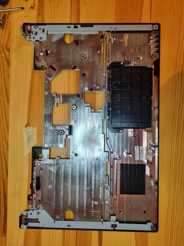 Fujitsu LifeBook E544 Pokrov spodnjega dela palmresta s touchpadom CP666561-01 Črna - rabljeno - Image 2