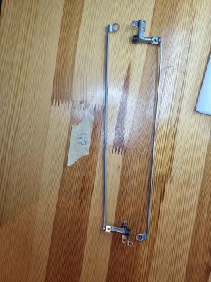 Lenovo 3000 G430 par tečajev levo in desno AM04E000100 AM04E000200 - rabljeno