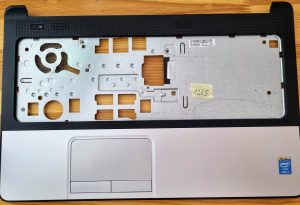 758051-001 HP Pavilion 15-F211WM 15,6 črna in srebrna podpora za dlan z dotikovno ploščico - rabljeno