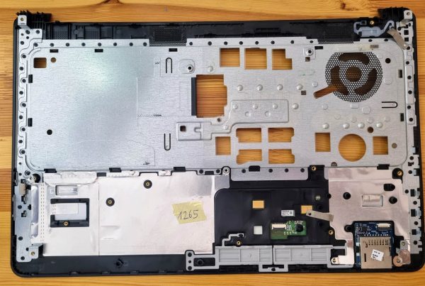 758051-001 HP Pavilion 15-F211WM 15,6 črna in srebrna podpora za dlan z dotikovno ploščico - rabljeno - Image 2
