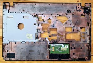 Acer Aspire 5253-BZ Palmrest Touchpad AP0IC000100 Pokrov Tipkovnica Gumb za vklop - rabljeno