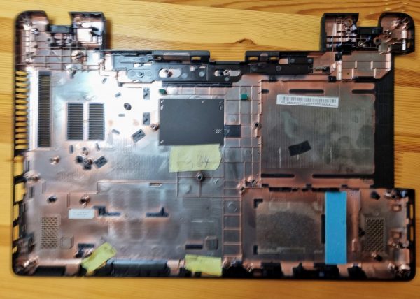 Spodnji del ohišja prenosnika Acer Aspire E5-521-47TB serije FA154001H00 - rabljeno - Image 3