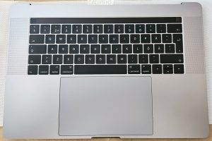 Apple MacBook Pro 13,3 A1708 Pozna 2016 2017 Pokrov za dlančno oporo Tipkovnica Siva vključuje originalne baterije, zvočnike, sledilno ploščico, zvočni priključek. - rabljeno
