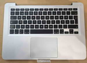 Apple MacBook Pro 7,1 A1278 podpora za dlan + sledilna ploščica + tipkovnica – Originalni del - rabljeno
