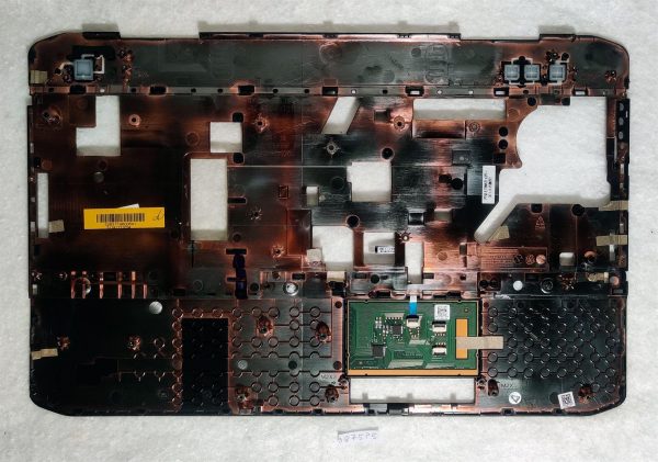 Dell Latitude E5530 Pokrov zgornjega dela ohišja s touchpadom AP0M1000200 Originalni deli prenosnih računalnikov - rabljeno - Image 2
