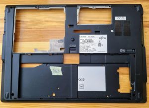 Fujitsu Lifebook U745 spodnji osnovni šasijski pokrov CP683662-01 - rabljeno