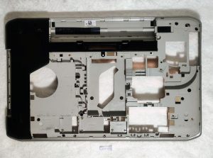 Prvotni spodnji del ohišja prenosnika Dell Latitude E5530, spodnji pokrov šasije 053FCF - rabljeno