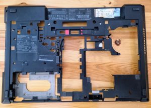 HP EliteBook 8570P Serija 641182-001 Spodnji ohišje šasije - rabljeno