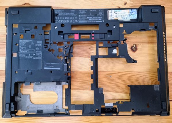 HP EliteBook 8570P Serija 641182-001 Spodnji ohišje šasije - rabljeno