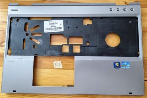 HP EliteBook 8570p spodnji del ohišja 641182-001 Palmrest Touchpad 641208-001 - rabljeno