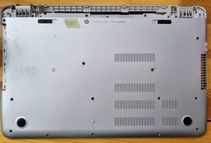 HP Pavilion 17-f080no spodnji del ohišja EAY17005A3S - rabljeno