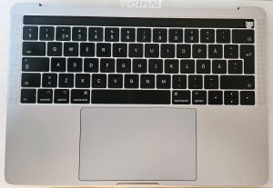 Palmrest in tipkovnica za MacBook Pro A1706 - Originalna baterija, sledilna ploščica, zvočniki vključeni! - rabljeno