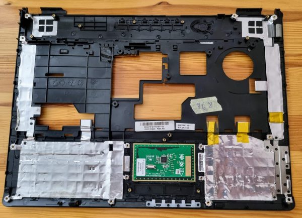 IZVORNO TOSHIBA SATELLITE L300-2CZ V000133220 ZGORNJI POKROV + TOUCHPAD - rabljeno - Image 3