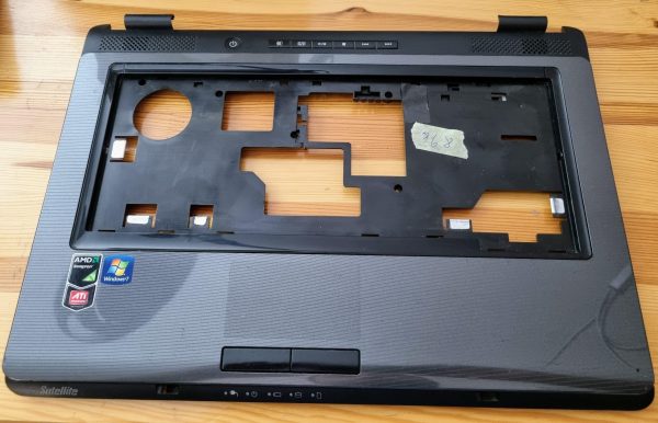 IZVORNO TOSHIBA SATELLITE L300-2CZ V000133220 ZGORNJI POKROV + TOUCHPAD - rabljeno