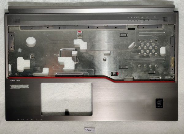 Originalni zgornji del ohišja prenosnika Fujitsu Lifebook E733 13,3" v srebrni barvi s podlogo za dlan. - rabljeno