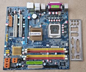 GA-G33M-DS2R Gigabyte MicroATX matična plošča Intel Core 2 DDR2 podpora s ščitom - rabljeno