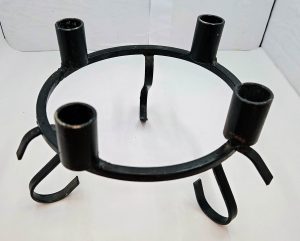 Stojalo za 4 svečnike iz kovanega železa – rustikalni črni kovinski dekor – ročno izdelano v Evropi