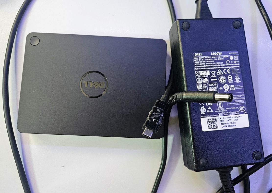 Dell WD15 K17A Docking Station USB-C Thunderbolt 4K z 180W adapterjem